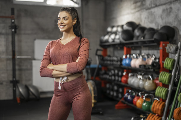 年轻女性健身教练在健身房的肖像图片下载