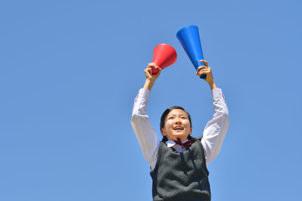 一个日本女孩在蓝天上欢呼图片下载