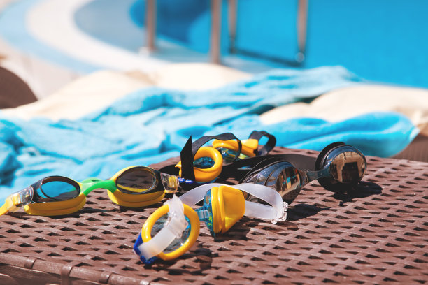 游泳池附近游泳用的护目镜。图片下载