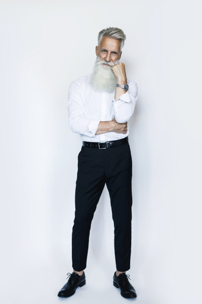 英俊的年龄男性模特在白色背景摆姿势图片下载