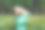 母子情深，在公园里玩蒲公英图片下载