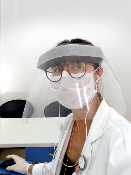 面具下的医生图片下载