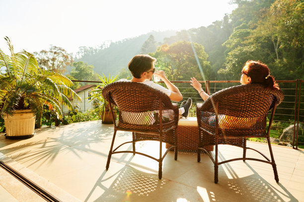 情侣在热带度假胜地放松图片下载