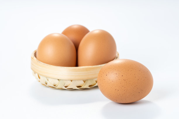 白色背景下的篮子里的鸡蛋图片下载
