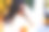 漂亮的黑发女人在公园里看手机。社交媒体和技术图片下载