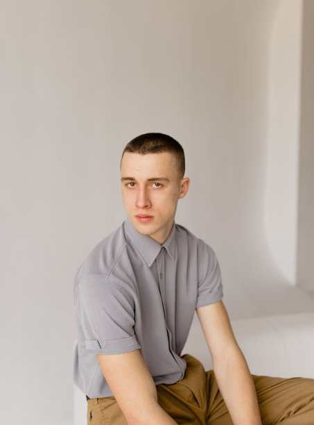 在白色背景下的自信的年轻人的肖像图片下载