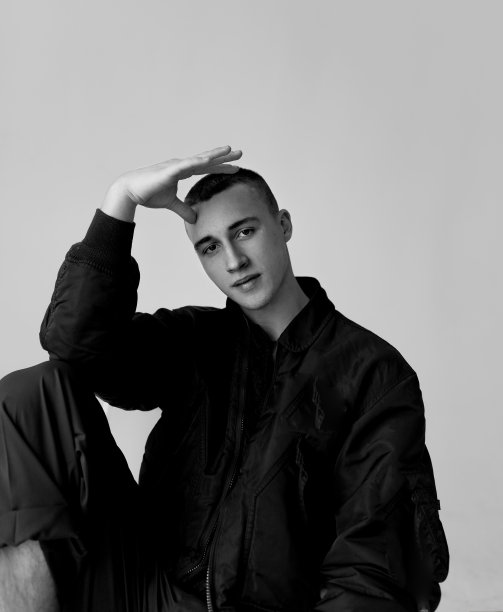 一个年轻人在灰色背景下的黑白肖像图片下载