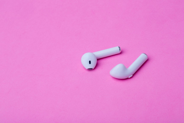 无线耳机和充电盒。白色耳机，无线耳机。新式手机的耳机。图片下载