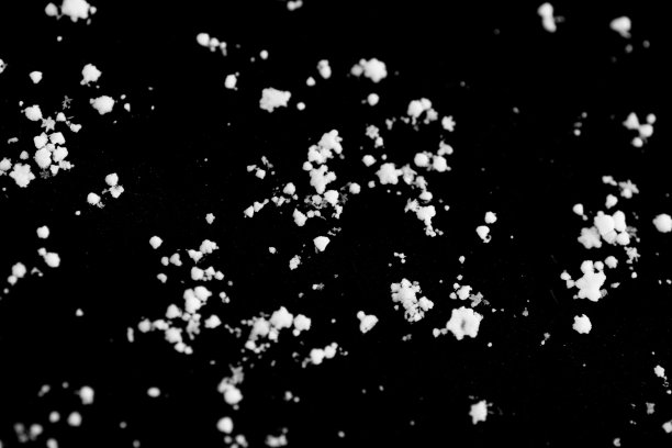 许多雪花在黑色的背景上，背景图像像一个黑暗的星空图片下载