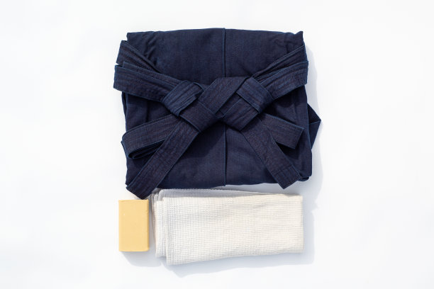 野蛮人的武术套装。蓝色的袴裤，白色的毛巾和肥皂，白色的背景。图片下载