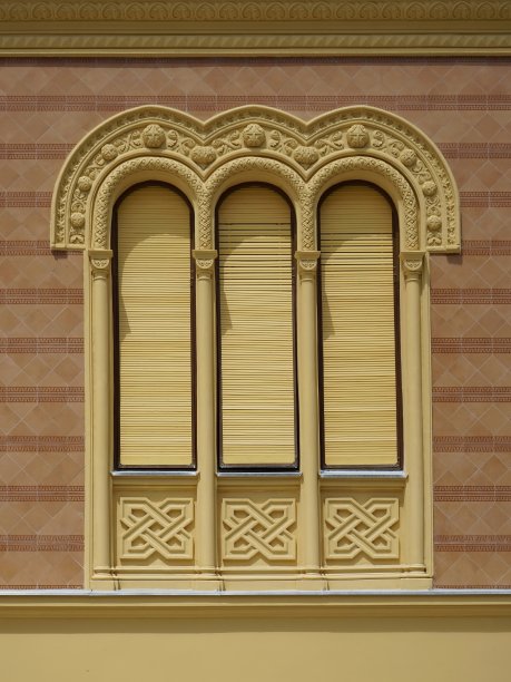 翻修过的大楼上有三扇紧闭的窗户图片下载