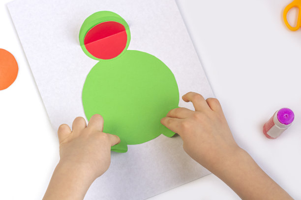 DIY的概念和孩子的创造力。一步步讲解:如何用纸制作贴花蛙。4 .孩子的手指粘纸爪子。在隔离期间与儿童进行创造性活动图片下载