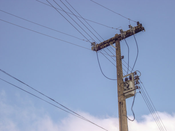 电杆与蓝色的天空在米纳斯吉拉斯州的背景图片下载