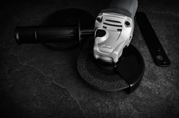 角磨床的金属在黑暗的背景图片下载