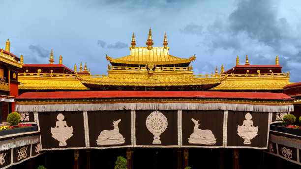 大昭寺金色屋顶全景图(拉萨，西藏/中国)。图片下载