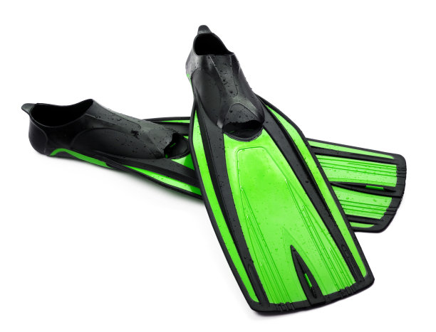 两只带着水滴潜水的脚蹼图片下载