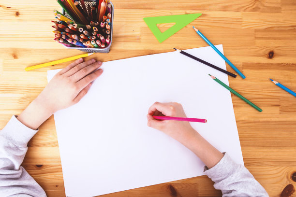 学生写在白色的背景。前视图。图片下载