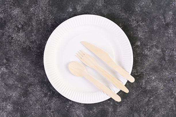 回收的概念。餐桌上使用环保餐具图片下载