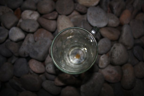 墙壁砾石与饮水玻璃图片下载