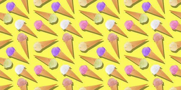 淡黄色背景上的冰淇淋图案。俯视图，平放。无缝的图片下载