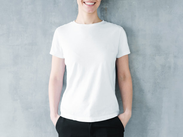 模仿年轻女子的身体在空白的白色t恤孤立在有纹理的灰色墙壁背景图片下载