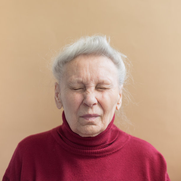 妇女的特写肖像在棕色的背景图片下载