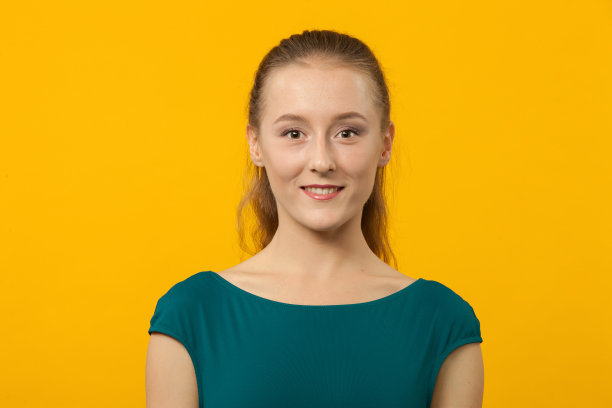 一个19岁女人的画室肖像图片下载