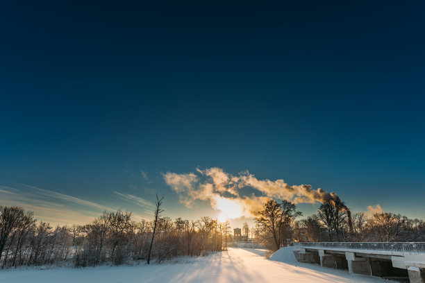 白俄罗斯戈麦尔地区多布斯。冬季早晨旧纸厂塔的延时。太阳在日出之上的历史遗产图片下载