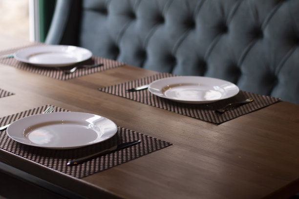 等待客人的餐厅餐桌图片下载