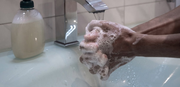 预防冠状病毒大流行时用肥皂、温水、搓手指，经常洗手或使用洗手液凝胶图片下载
