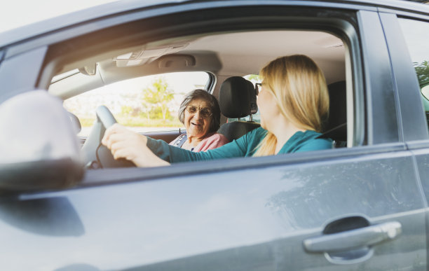 驾车行驶图片下载