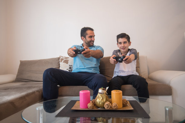 父亲和儿子在玩电子游戏图片下载