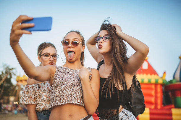 在县集市上自拍图片下载