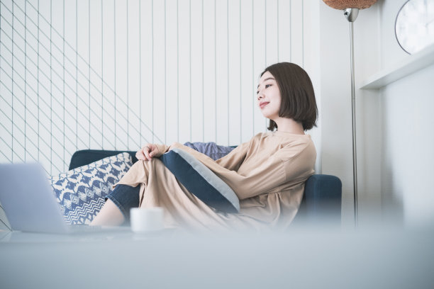 女人在沙发上休息素材图片