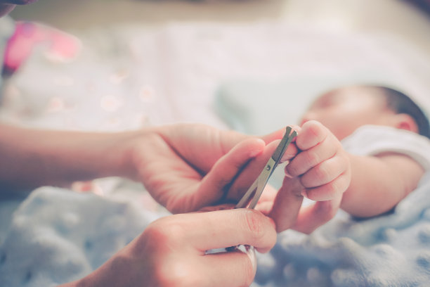 这是妈妈剪宝宝指甲的特写照片。图片下载
