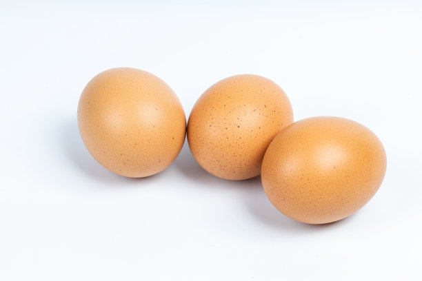 白色背景下的鸡蛋图片下载