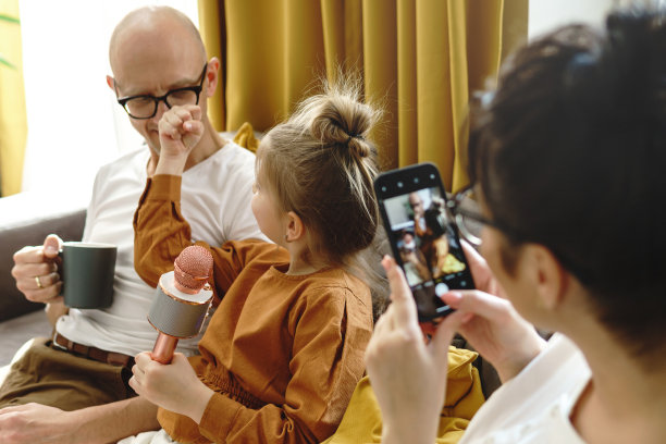 有趣的小女孩向她父亲展示拳头图片下载