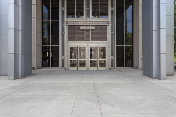 在一个平坦的城市中心，一个具有现代建筑的通用办公楼的前门入口图片下载