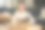 亚洲女孩享受流苏手工爱好-年轻快乐和漂亮的中国人在家里做macramé使用绳子，绳和线在国内手工装饰图片下载