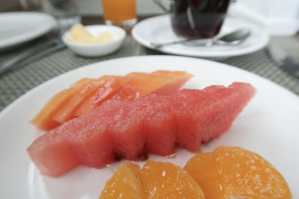 早餐水果拼盘切片瓜块，木瓜和橙子块作为欧式酒店餐厅自助早餐餐桌上，西瓜，gala和哈密瓜饮食，健康吃水果沙拉照片木瓜切块和一天五个图片下载