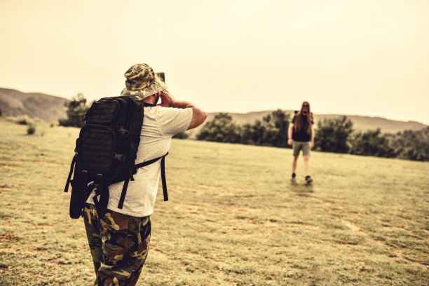 徒步旅行时，一名男子冲着他的朋友大喊图片下载