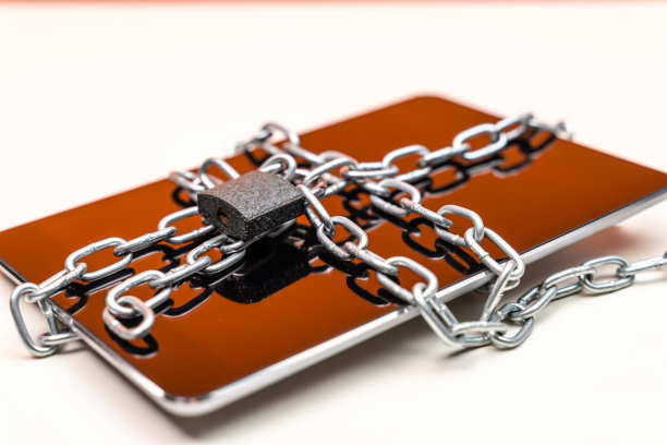 数字平板与挂锁和链上的白色背景，特写图片下载