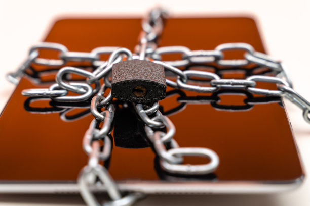 数字平板与挂锁和链上的白色背景，特写图片下载