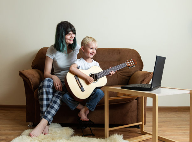 一个男孩弹吉他图片下载