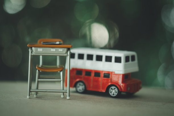 微型课桌和校车。回到学校的概念。图片下载