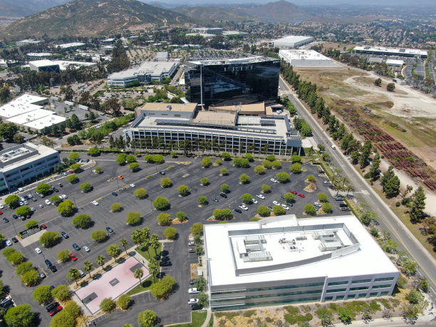 鸟瞰图工业区和公司办公室，仓库，加州图片下载