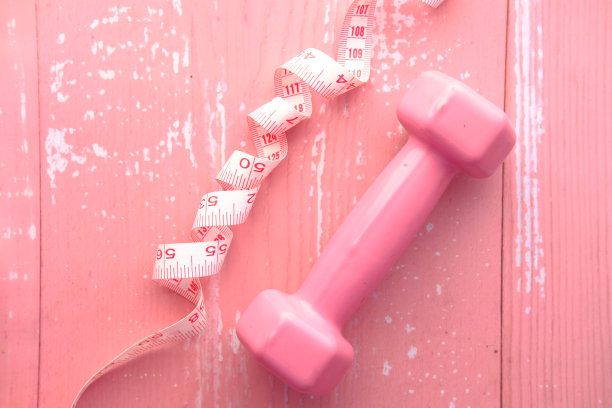 健身概念与哑铃和测量带粉红色图片下载