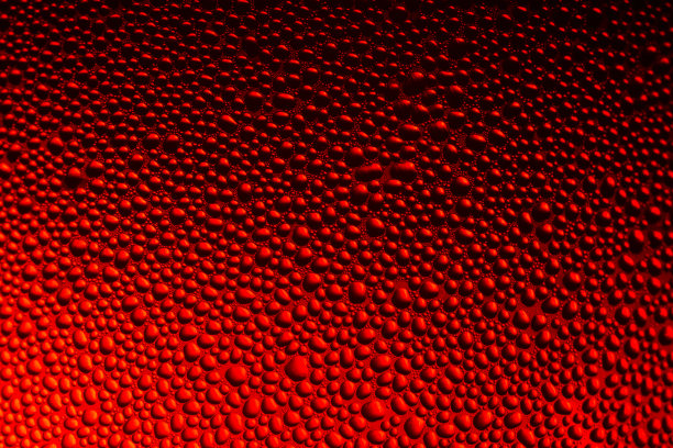 新鲜罐装苏打汽水与水滴冷却和清爽。闭上湿红罐图片下载