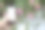 男子拿着手机在街上拍照，林花粉红孤立在屏幕上图片下载