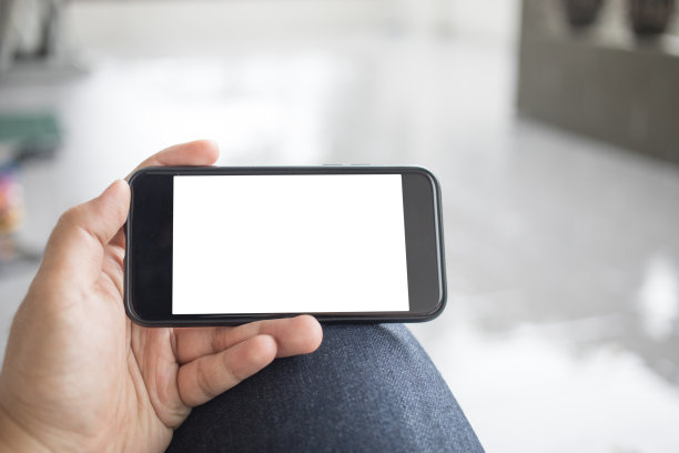 亚洲人拿着电话在街上使用应用程序观看剪辑内容电影过去的互联网网络隔离插入图片下载